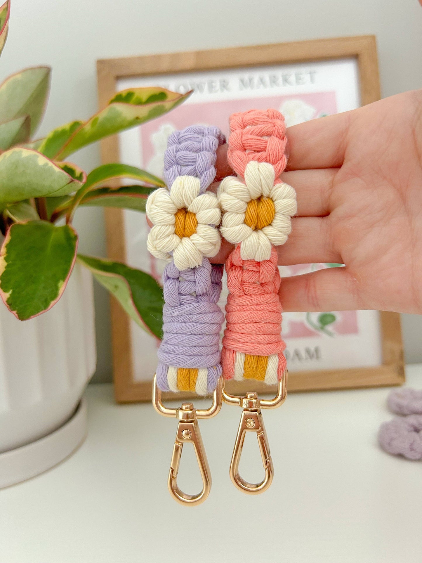 Mini Macrame Daisy Wristlet